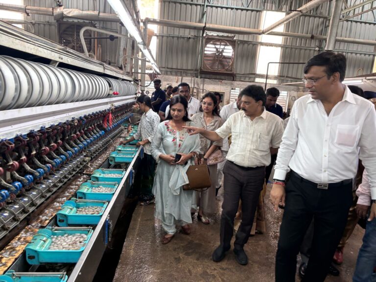 वस्त्रोद्योग मंत्री संजय सावकारे यांनी  केली  कवठेएकंदच्या  रेशीम धागा निर्मिती केंद्राची पाहणी