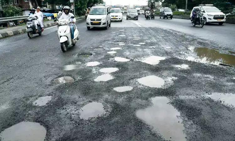 खड्ड्यांच्या तक्रारीसाठी आता खड्डे तक्रार निवारण प्रणाली कार्यान्वित, अशी करा तक्रार