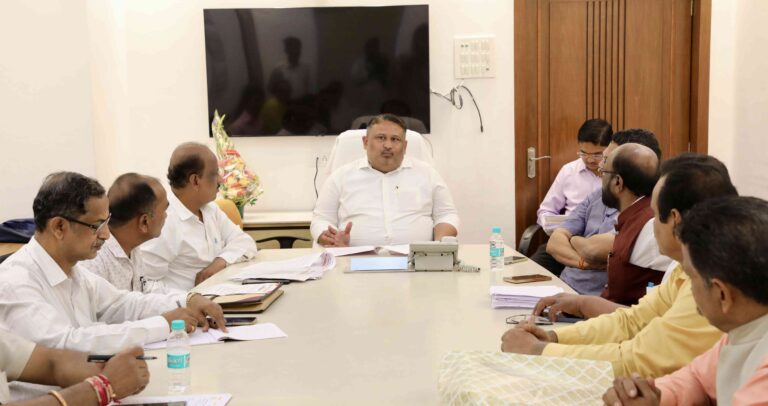 बोगस बांधकाम कामगार आणि दलालांवर कठोर कारवाई होणार- कामगार मंत्री आकाश फुंडकर यांच्या निर्देशानुसार जिल्हास्तरावर दक्षता पथकांची स्थापना