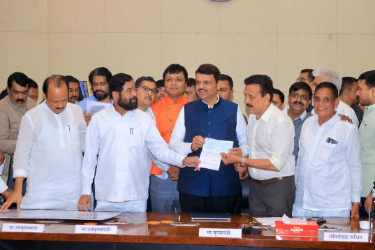 महाराष्ट्रातील पहिले लोकप्रतिनिधी ! गिरीश महाजन यांनी वर्षभराचे ३१ लाखांचे वेतन मुख्यमंत्री सहायता निधीस दान केले