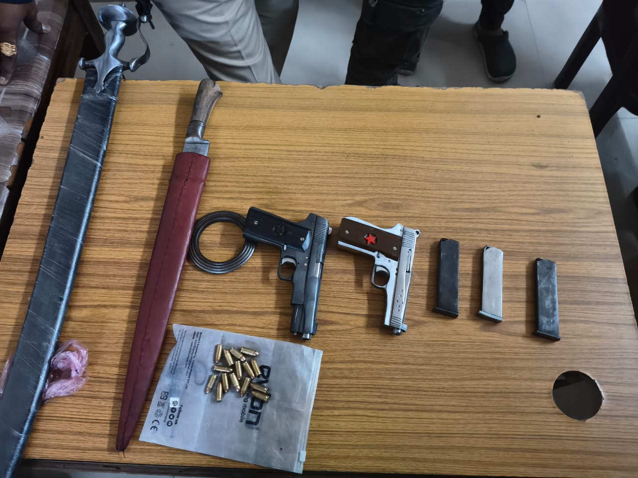 मध्यरात्री पिस्तूल व तलवारींसह रस्तालूट व दरोड्याची तयारी करणाऱ्या ७ आरोपींना शिताफीने अटक