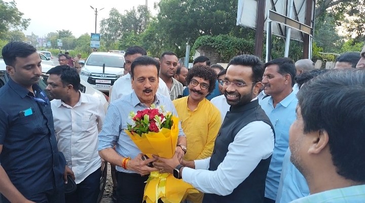 मंत्री गिरीश महाजन यांनी केले नुतन जिल्हाधिकारी रोहन घुगे यांचे स्वागत, पदभार स्वीकारला