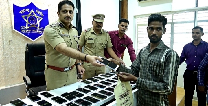 जळगाव सायबर पोलिसांची मोठी कामगिरी: १२.५ लाखांचे ६२ गहाळ मोबाईल हस्तगत, मालकांना परत
