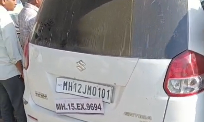 2 वेगवेगळ्या नंबर प्लेटच्या एर्टीगा कारने राष्ट्रीय महामार्गावर 5 मजूरांना उडवले, कारमध्ये पोलिसांचे ड्रेस व काठ्या !